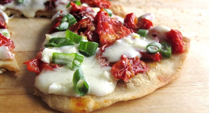 Пицца с солеными помидорами