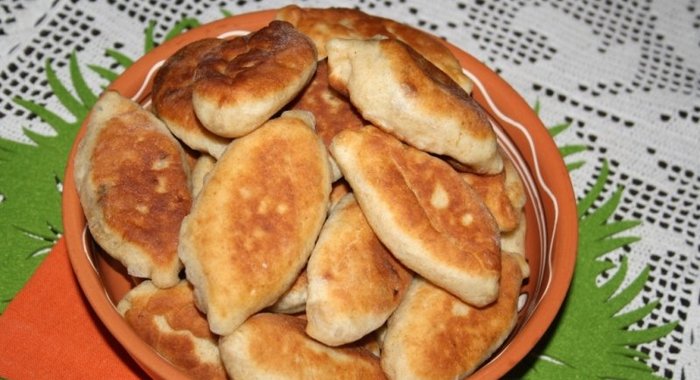 Пирожки с капустой и сосисками + клубничное трио на десерт