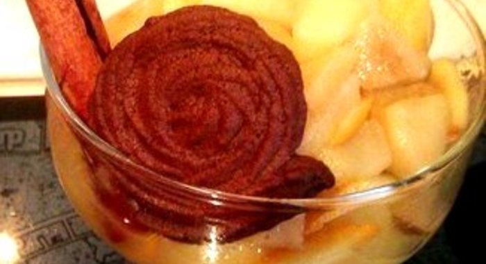 Яблочно-грушевое компоте с апельсинами и шоколадным печеньем