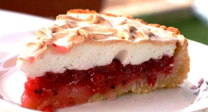 Тарт со смородиной и меренгой