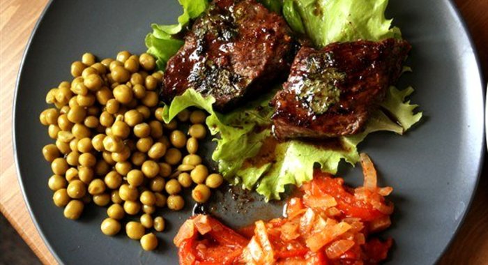 Стейк с мятой и бальзамическим уксусом