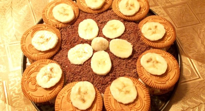 Творожный десерт с печеньем и фруктами