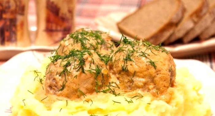 Тефтели в томатно-сметанном соусе