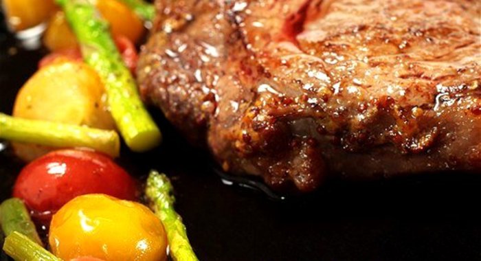 Говяжьи стейки с жареными помидорами черри