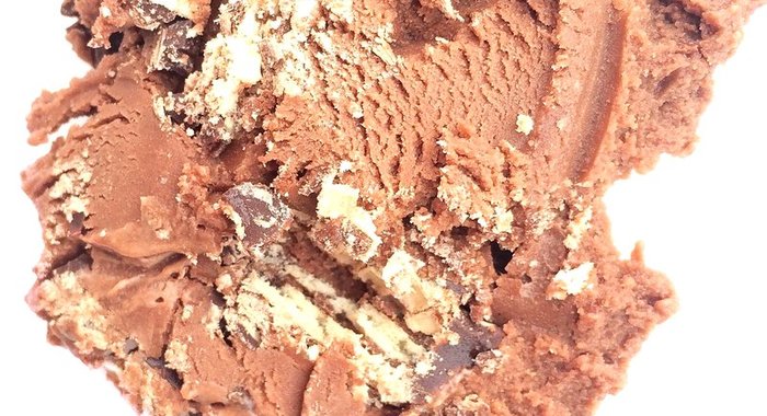 Шоколадное мороженое с конфетами KitKat