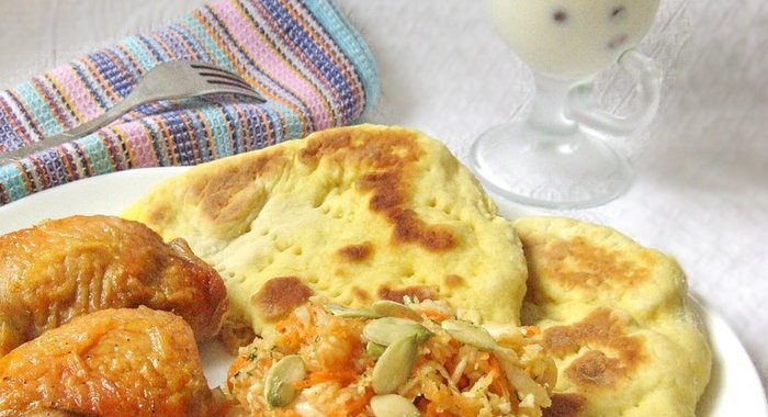 Карамельная курочка с овощами, лепешками и десертом