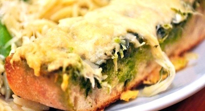 Чесночный хлеб со сливочным маслом и базиликом