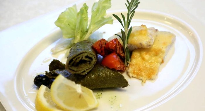 Запеченный судак под сыром с омлетом