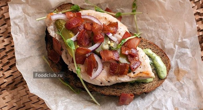 Бутерброд с курицей и беконом
