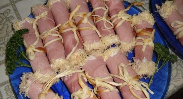 Рулетики с сыром и чесноком