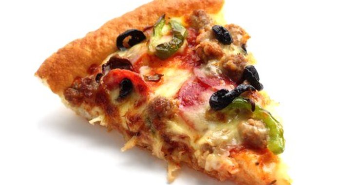 Пицца с куриной печенью и помидорами