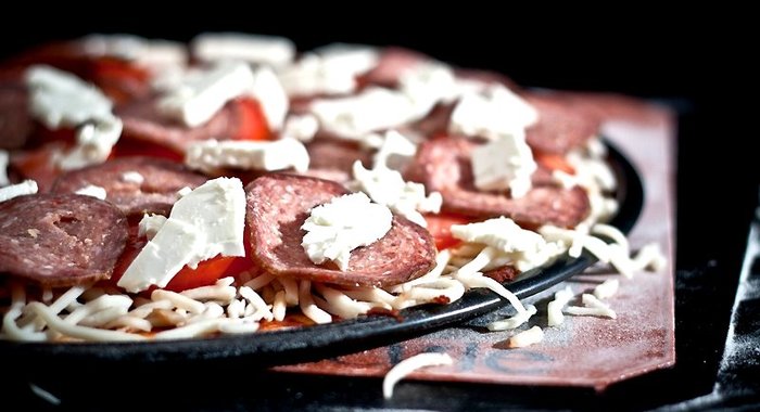 Пицца с брынзой и колбасой