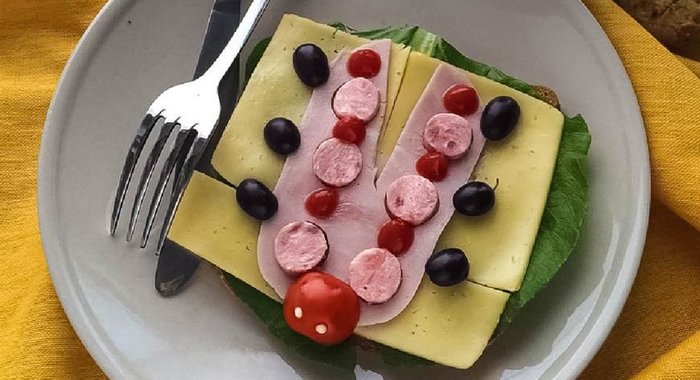 Бутерброд с сыром и мясной нарезкой