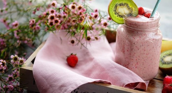 Смузи с бананом, киви, клубникой и кокосовым молоком