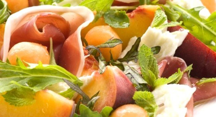 Рулет из пармской ветчины с дыней