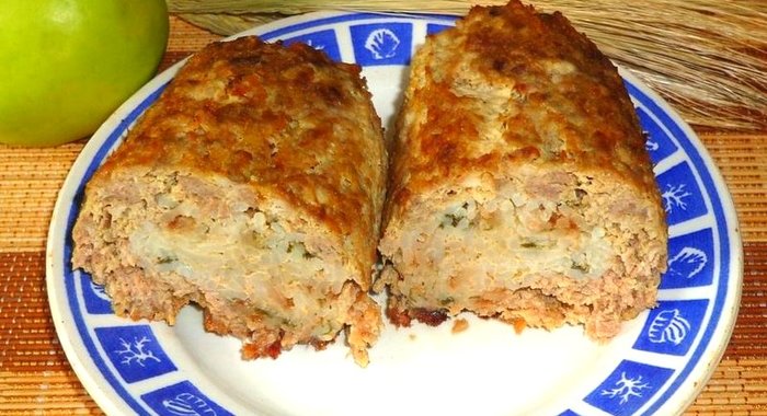 Мясной рулет с рисом и зеленью