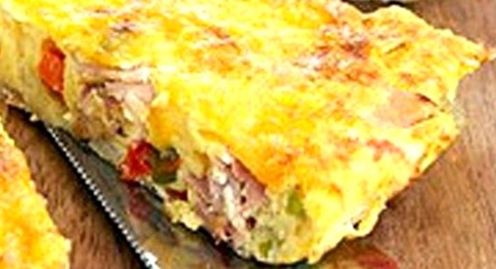 Багровый омлет с тремя видами колбас и шпинатом