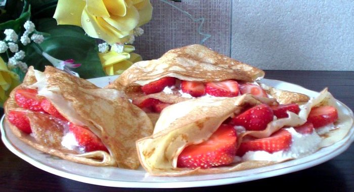 Блины со свежей клубникой и творожным кремом