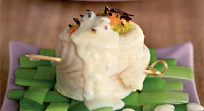 Рыбные рулеты на циновке из лука-порея