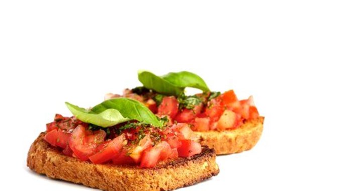Поджаренный хлеб (bruschette) с помидорами и базиликом