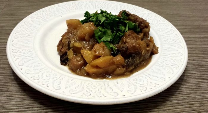 Рагу из картофеля, репы, чернослива и свиной лопатки