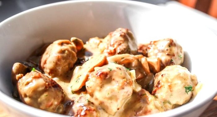 Тефтели в сливочно-грибном соусе