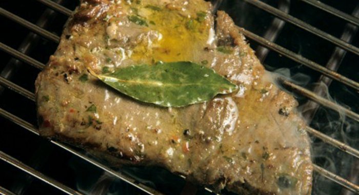 Перченые стейки из тунца с заправкой из васаби