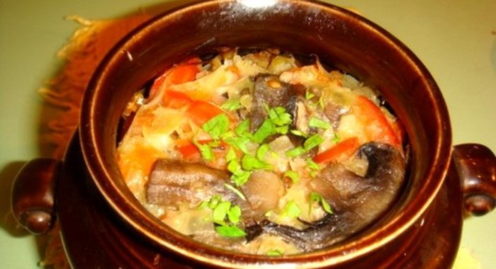 Овощи с грибами в горшочках