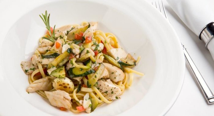 Лингвини с сибасом и цуккини под соусом «Белое вино» и конкасе томатов