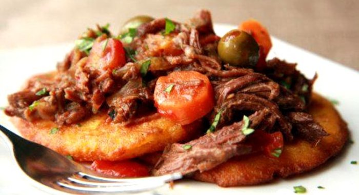 Говядина с кукурузными лепешками