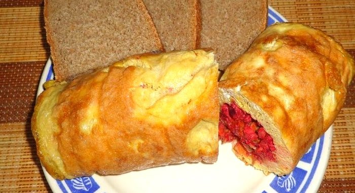 Яичный рулет со свеклой и мясом