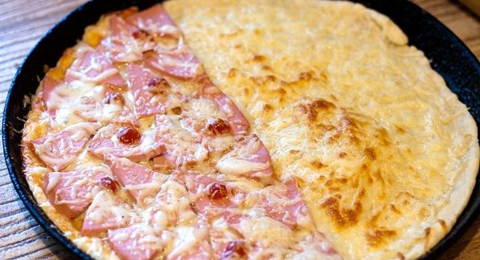 Пицца с сырной корочкой