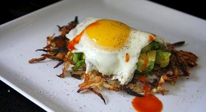 Картофельные оладьи с яйцом и авокадо