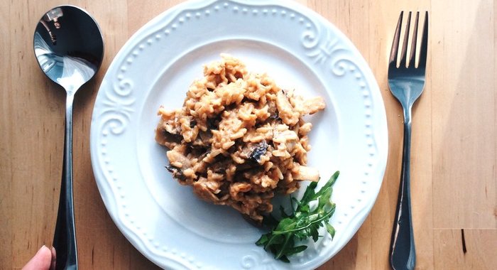 Бурый рис с шампиньонами и сметаной