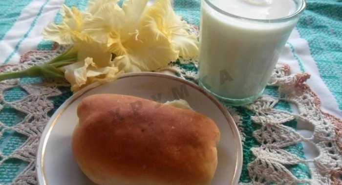 Дрожжевые пирожки с зеленым луком и яйцом в духовке