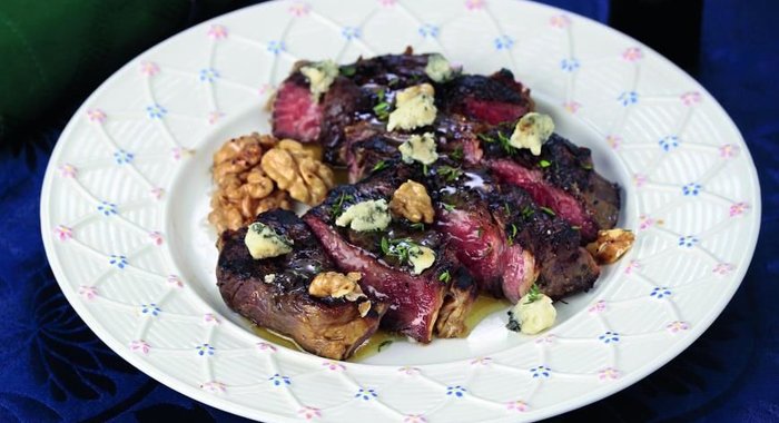 Стейк с орехами и голубым сыром