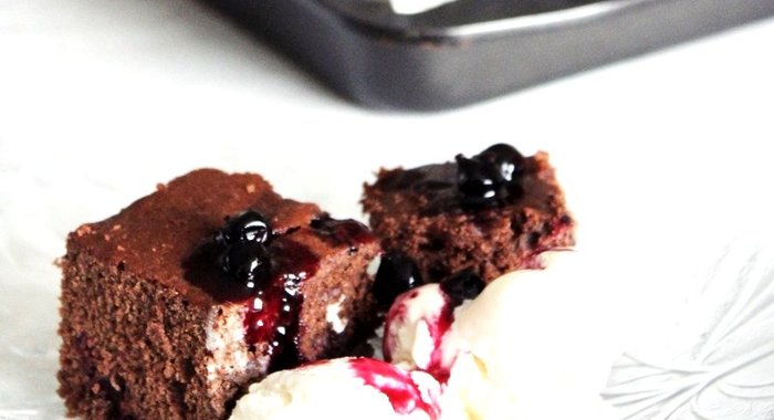 Шоколадный пирог с ягодами