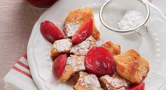 Немецкие блины со сливовым компотом