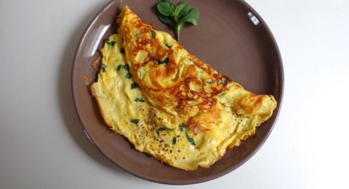 Омлет с козьим сыром и травами