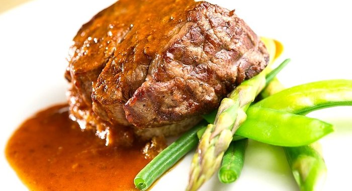 Стейк из говядины со спаржей и стручковой фасолью