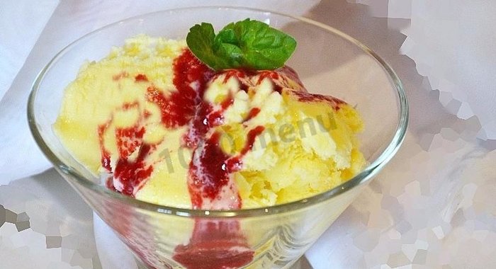 Домашнее мороженое с малиновым соусом
