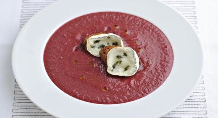 Суп-пюре из свеклы с чесночными гренками и козьим сыром