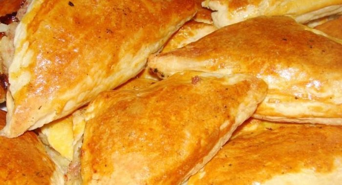 Пирожки из слоеного теста с сыром