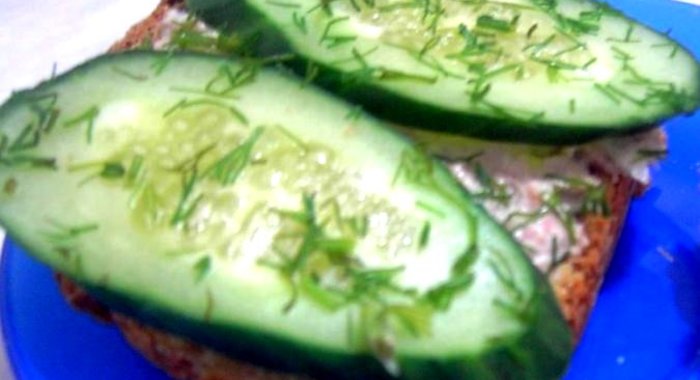 Бутерброды с паштетом и огурцом