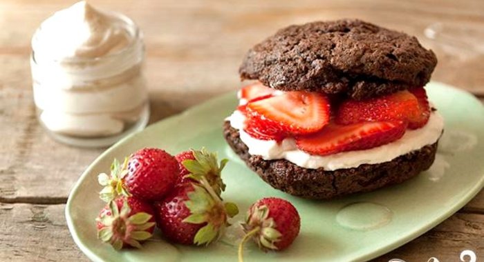 Шоколадные коржики с кремом и клубникой