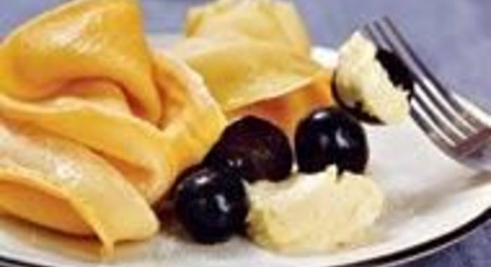 Блины с белым шоколадом и черным виноградом