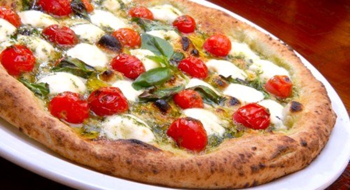 Сырная пицца с базиликом