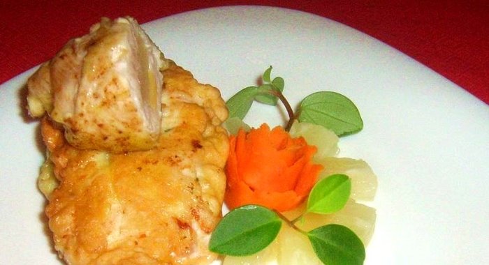 Куриные рулетики с ананасом и сыром