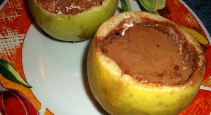 Мороженое в яблоке с корицей