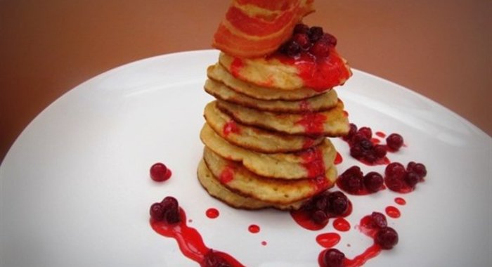 Овсяные оладьи с клюквенным соусом и хрустящим беконом